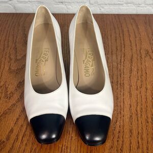 SALVATORE FERRAGAMO VTG Navy and White Block Heel Pumps size 7.5 B